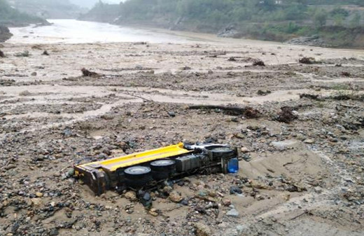 Giresun'da şantiyeyi sel bastı! İş makineleri sürüklendi