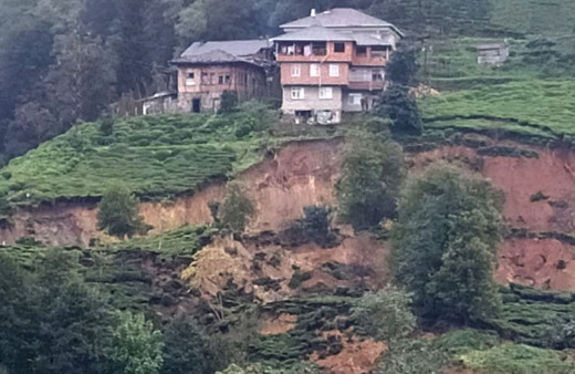 Rize’de heyelan; 3 ev boşaltıldı