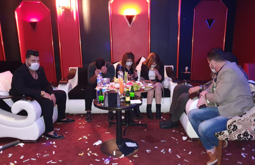 Saat 22.00'den sonra açık olan eğlence mekanına polis baskını