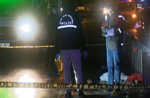 Büyükçekmece'de korkunç  kaza! Otomobilden fırlayan gencin vücudu ikiye bölündü