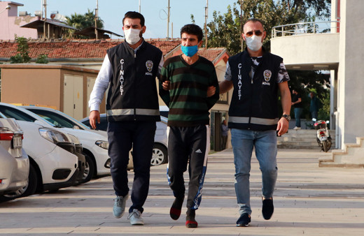 Adana'da kardeşini boğazından bıçaklayarak öldürdü! Sebebi ise bakın ne