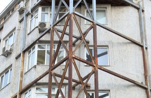 İstanbul'daki bu binaya bakan herkesin midesi bulanıyor! Çay bardağındaki kaşık oynamıyor