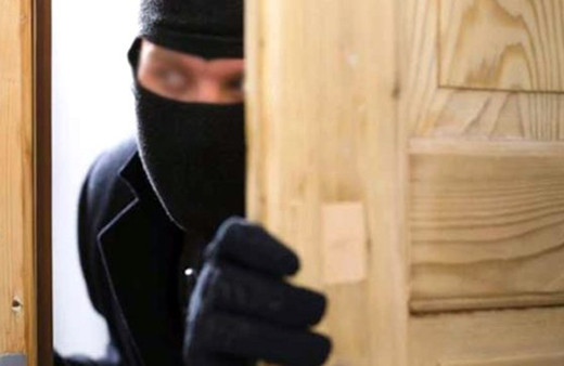 Eve giren hırsız tecavüz etmeye kalktı! Genç kadın bakın ne yaptı