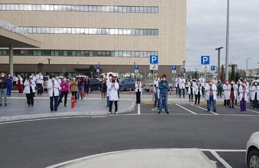 Çam ve Sakura Şehir Hastanesi sağlık çalışanlarından alkışlı ‘ek ödeme’ eylemi