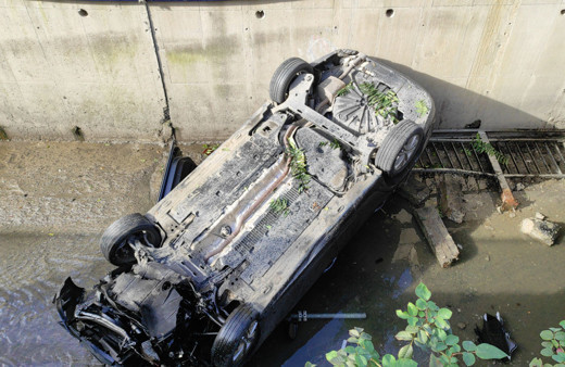 Bağcılar'da dereye yuvarlanan otomobilin sürücüsü yaralandı