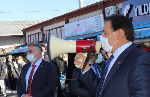 Bolu Valisi Ahmet Ümit halk pazarında megafonla koronavirüs uyarısı yaptı