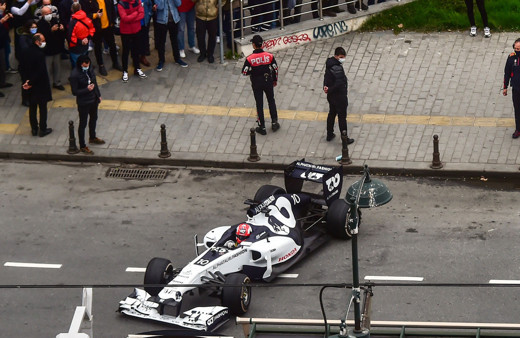 Formula 1 araçları Galata Köprüsü'nde şov yaptı