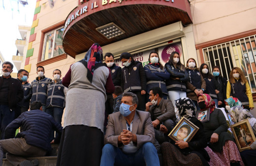 Evlat nöbetindeki aileler, çocuklarına domuz eti yedirildiğini öğrenince sinir krizi geçirdi