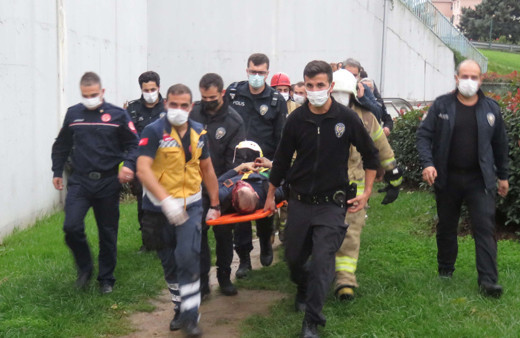 Kadıköy metro istasyonunda raylara atlayan kişi kanlar içinde kaldı