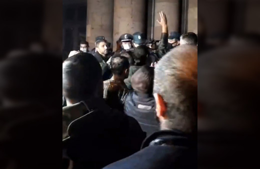 Ermenistan karıştı! Anlaşmaya karşı çıkanlar hükümet binasını bastı