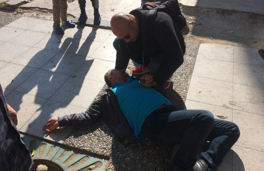 Manisa'da aniden yere yığılan alkollü vatandaş, koronavirüs paniğine neden oldu