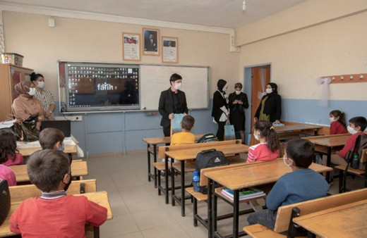 Öğretmenler Günü hediye fikirleri kadın öğretmene alınacak hediyeler