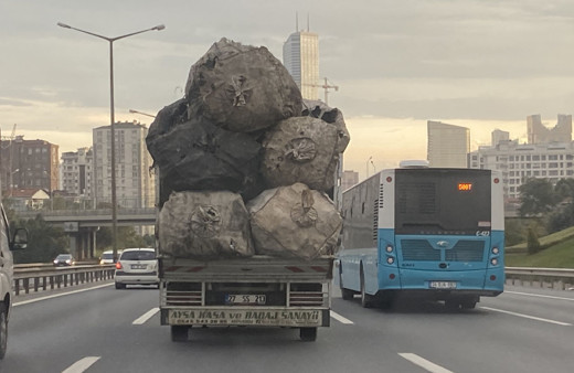 İstanbul'da TEM otoyolunda tehlike saçtı! Trafikte yaptıkları pes dedirtti