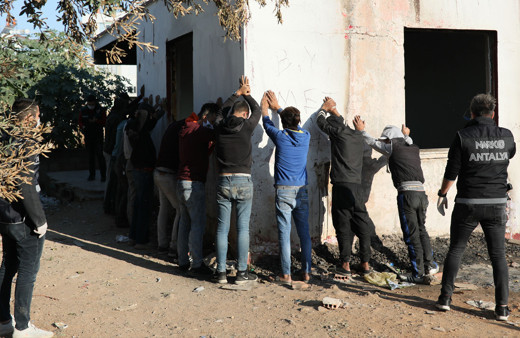 Antalya'da korkutucu üne sahiptiler! 300 polisle dev baskın yapıldı