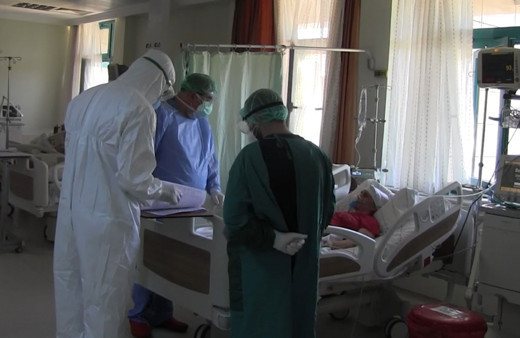 Türkiye'de denenen koronavirüs aşısından güzel haber! Koronanın bitiş tarihi bile belli