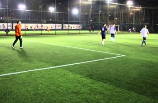 Mersin'de halı sahada futbol oynayan 13 kişi ile işletme sahibine ceza kesildi