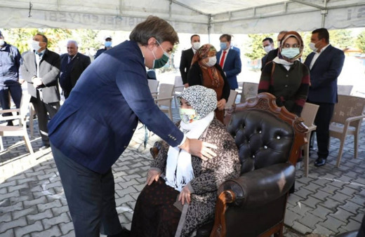 Aksaray Valisi Aydoğdu'dan takdir toplayan davranış! Kadınlara protokolde yer açtı