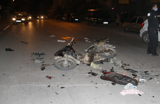 Konya'da otomobil motosiklet çarpıştı! Her şey etrafa saçıldı
