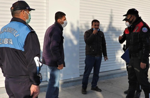 Sultanbeyli’de yaya yoğunluğunun olduğu meydanlarda ve otobüs duraklarında sigara içme yasağı getirildi