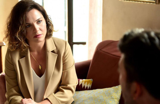 TV8 Kırmızı Oda dizisinin Tülin Özen'i Bir Başkadır'daki yarı çıplak yatak sahnesiyle olay!