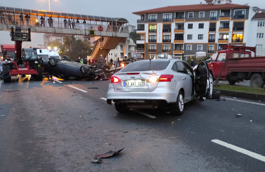 Zonguldak'ta yok böyle zincirleme kaza! Takla attı direği devirdi 5 kişi yaralandı