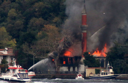 İstanbul'daki tarihi Vaniköy Camisi'nde yangın çıktı