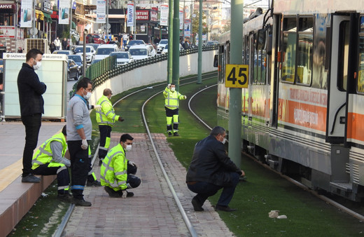 Gaziantep'te korku dolu anlar! Tramvay ikinci kez raydan çıktı