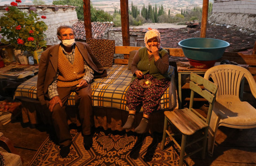 Manisa'da bu köyü herkes terk etti, onlar terk etmedi! Ölümüz de buradan çıkacak