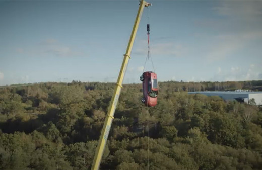 Volvo 10 yeni aracı 30 metreden aşağı attı