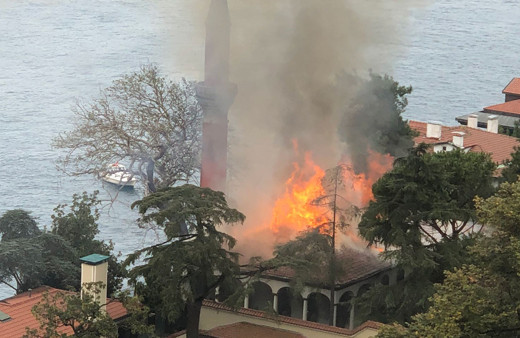 Üsküdar Çengelköy'ün sembolü tarihi Vaniköy Camisi cayır cayır yandı