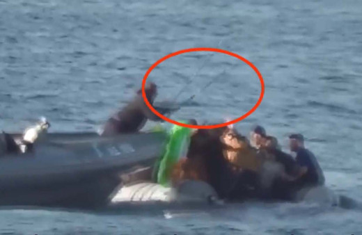 Sopalarla vuruyor ateş açıyor NATO gemisi izliyor! Yunanistan'ın Ege'de vicdansız davranışı