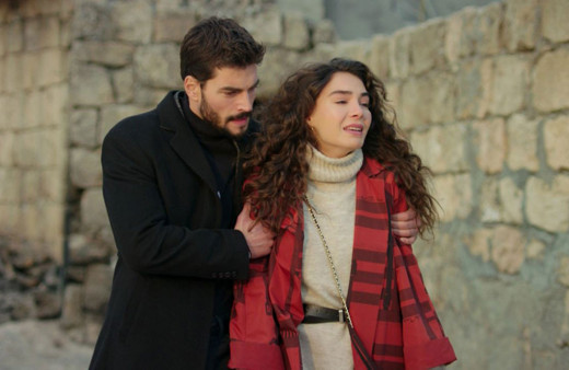 ATV'nin Hercai setinde başrol Akın Akınözü yardımcı yönetmenin üzerine yürüdü