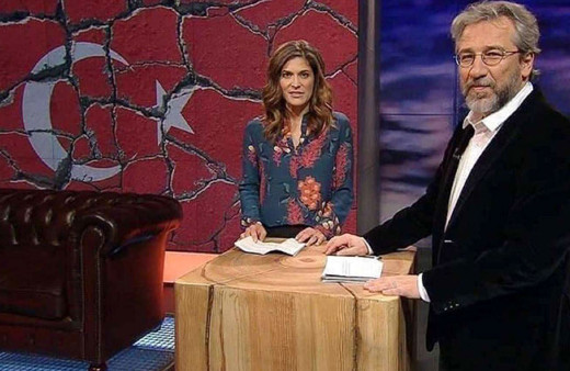 Firari Can Dündar parçalanmış Türk bayrağı önünde poz verdi