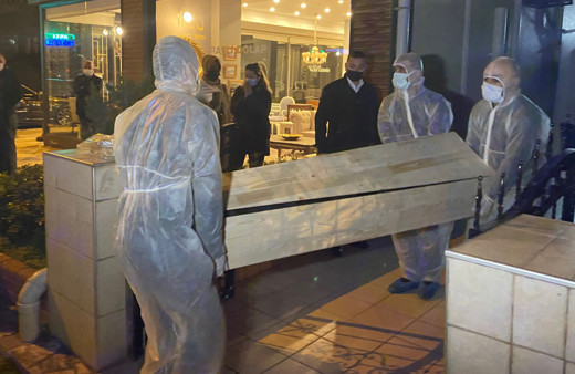 Kadıköy'de koronavirüsten ölen yaşlı adamın cenazesi '6 saat sonra alındı' iddiası