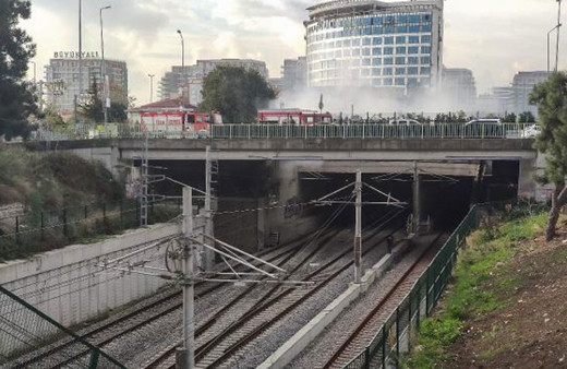 Zeytinburnu'nda yangın çıktı! Marmaray seferlerinde aksama