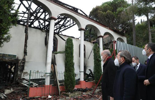 Cumhurbaşkanı Erdoğan, yanan Vaniköy Camii'ni ziyaret etti incelemelerde bulundu