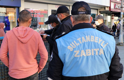Sultanbeyli'deki meydanlarda dronlu sigara yasağı denetimi