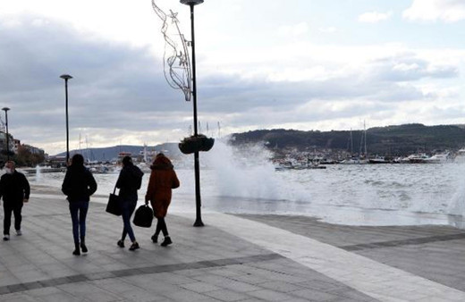 Çanakkale'de deniz ulaşımına poyraz engeli! Seferler iptal edildi