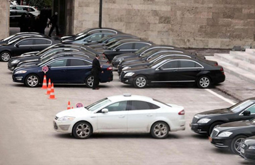 Meclis’te araba yıkayan kişi dahi özel araçla evine gidiyor