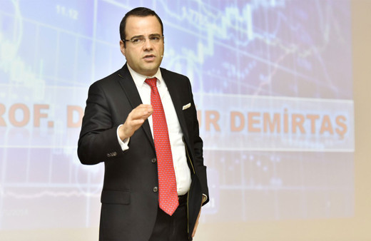Ünlü ekonomist Özgür Demirtaş'tan faiz yorumu : Çatır çatır artırdılar
