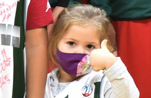 Mucize bebek Ayda sahaya indi! Basketbol oynayıp 'iyiyim' pozu verdi