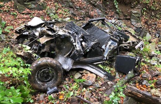 Trabzon'da feci kaza! 400 metre uçuruma yuvarlandı kamyonet bu hale geldi