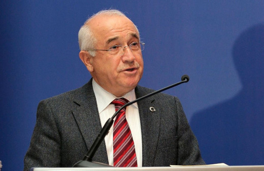 Cemil Çiçek Meclis'teki yumruklu kavgayı eleştirdi: Demokrasi yumruk sıkmak değildir