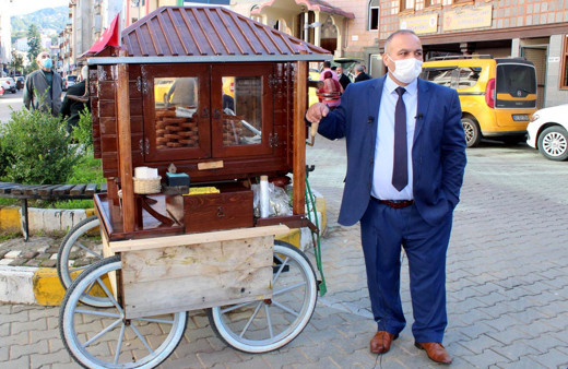 Takım elbiseli seyyar satıcı Trabzon'da sembol oldu tek bir nedeni var lakap bile taktılar