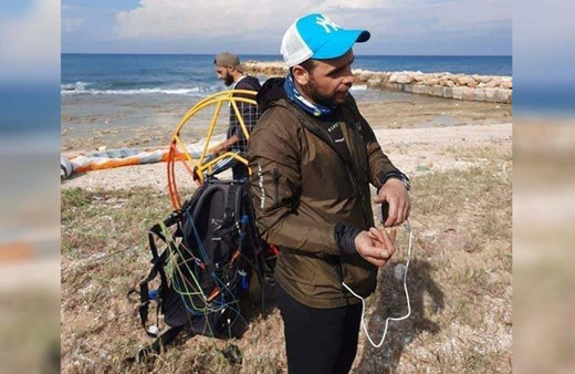 Rüzgara kapılan Türk paraşütçü Lübnan sahiline iniş yaptı
