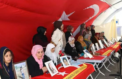 Diyarbakır annelerine 2 aile daha katıldı Bakan Soylu duyurdu