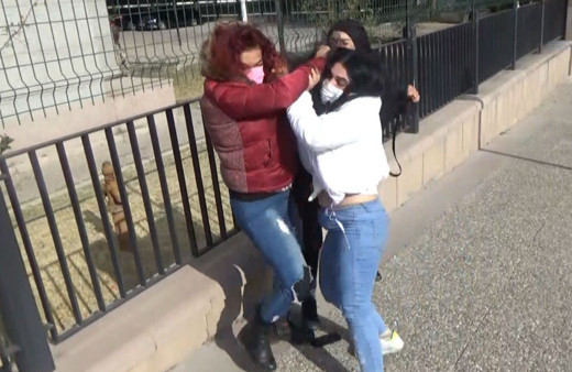 Aksaray'da uyuşturucu satıcılarının yakınlarından gazetecilere çirkin saldırı!