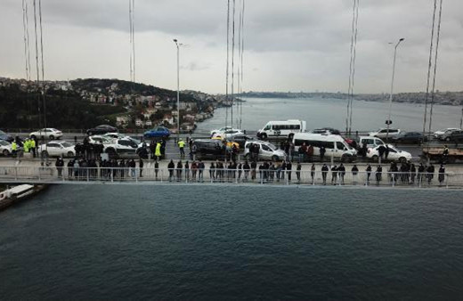 İşten çıkarılmalarına tepki gösteren grup 15 Temmuz Şehitler Köprüsü'nde eylem yaptı