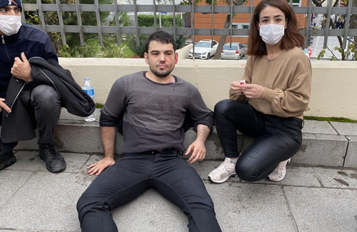 Kadıköy'de akılalmaz trafik kazası: Demir parmaklıklarda asılı kaldı