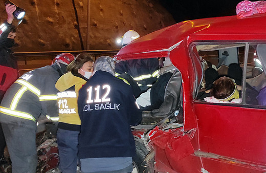 Düzce'deki kazada eşyaların altında kalan 2 çocuk ağlayınca fark edildi: 7 yaralı
